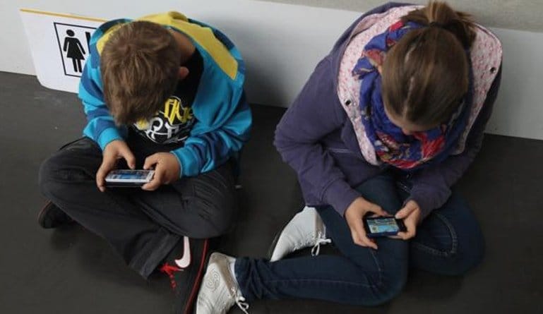 Investors Urge Apple to Fight iPhone Addiction Among Kids